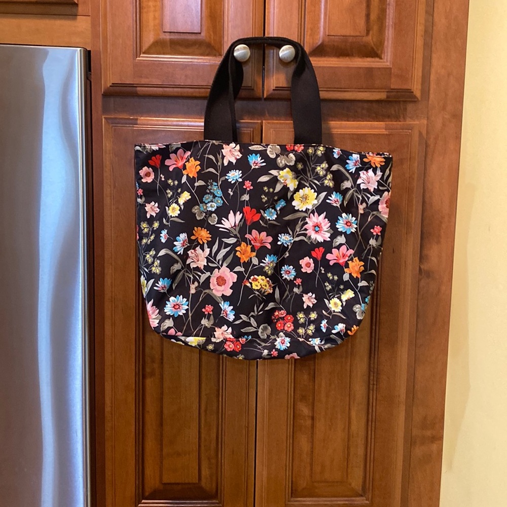 ***CLEARANCE SALE****REVERSIBLE FLORAL TOTE